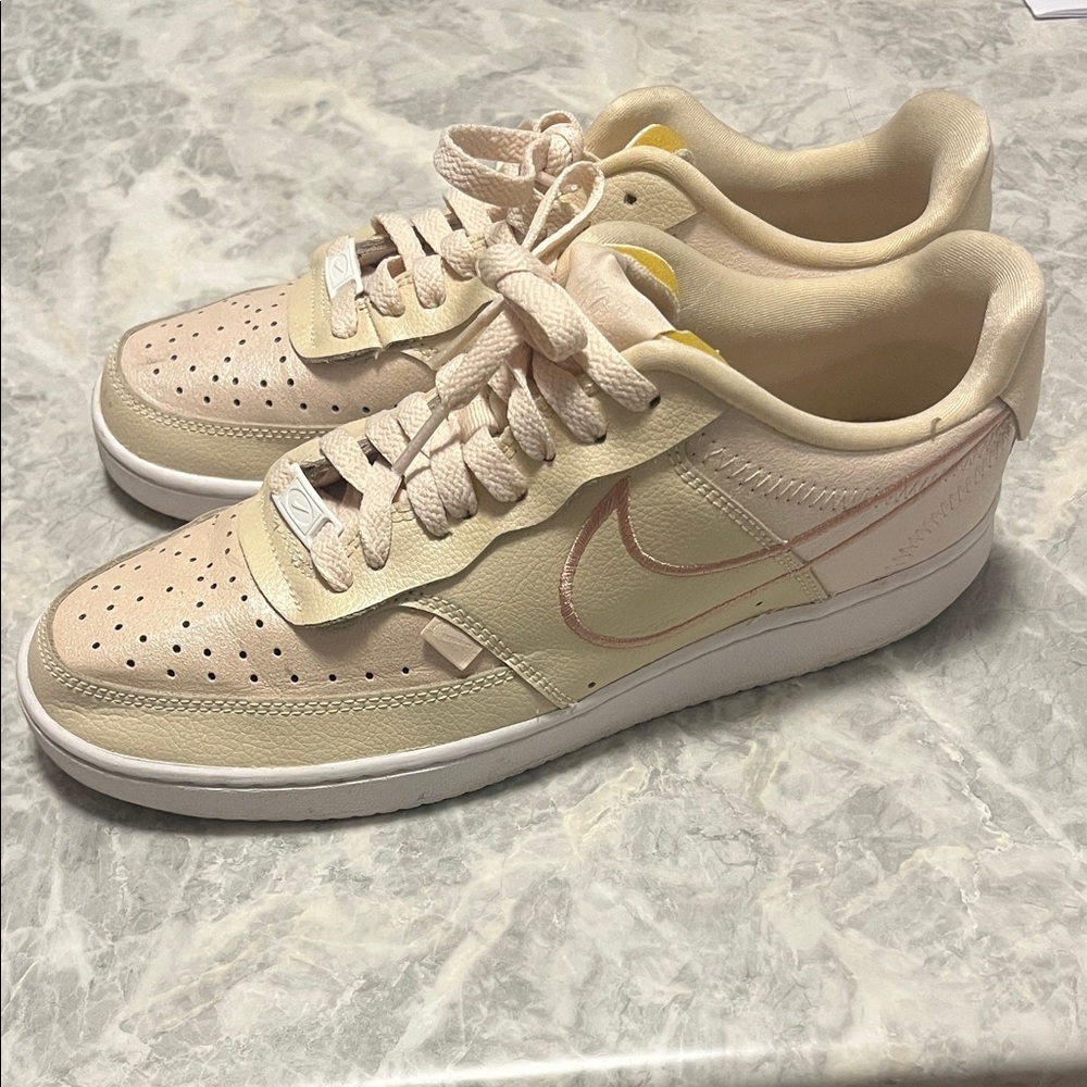 Nike Women's Sneakers Cream Pink